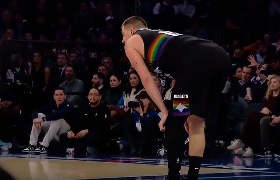 彩宝网新域名n-让人揪心！约基奇无对抗应力性摔倒&amp;掘金喊暂停 好在无碍继续打