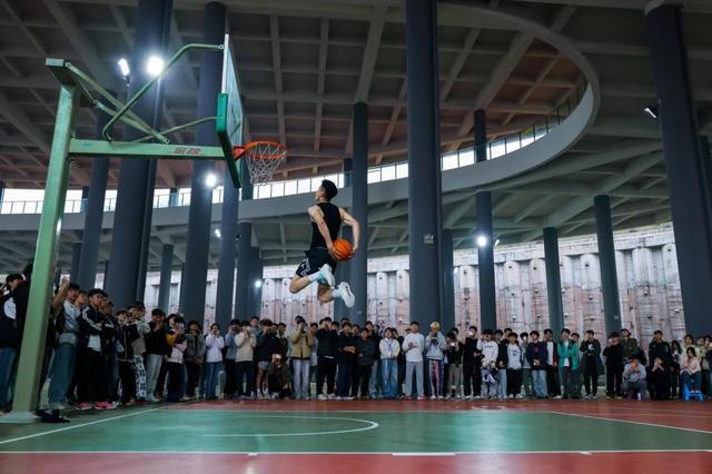 彩宝网新域名n-重庆移通学院邀CBA草根扣篮王矣进宏等名将 带来“零距离”篮球盛宴